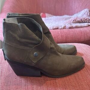 Eileen Fisher size 9 booties